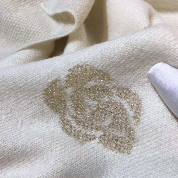 Chanel’s stunning and versatile scarf - Picture 5 of 7